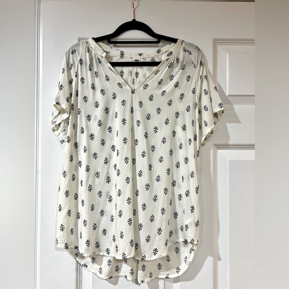 NWOT Old Navy Women’s Short Sleeve White & Black Pleated Back Shirt. Medium